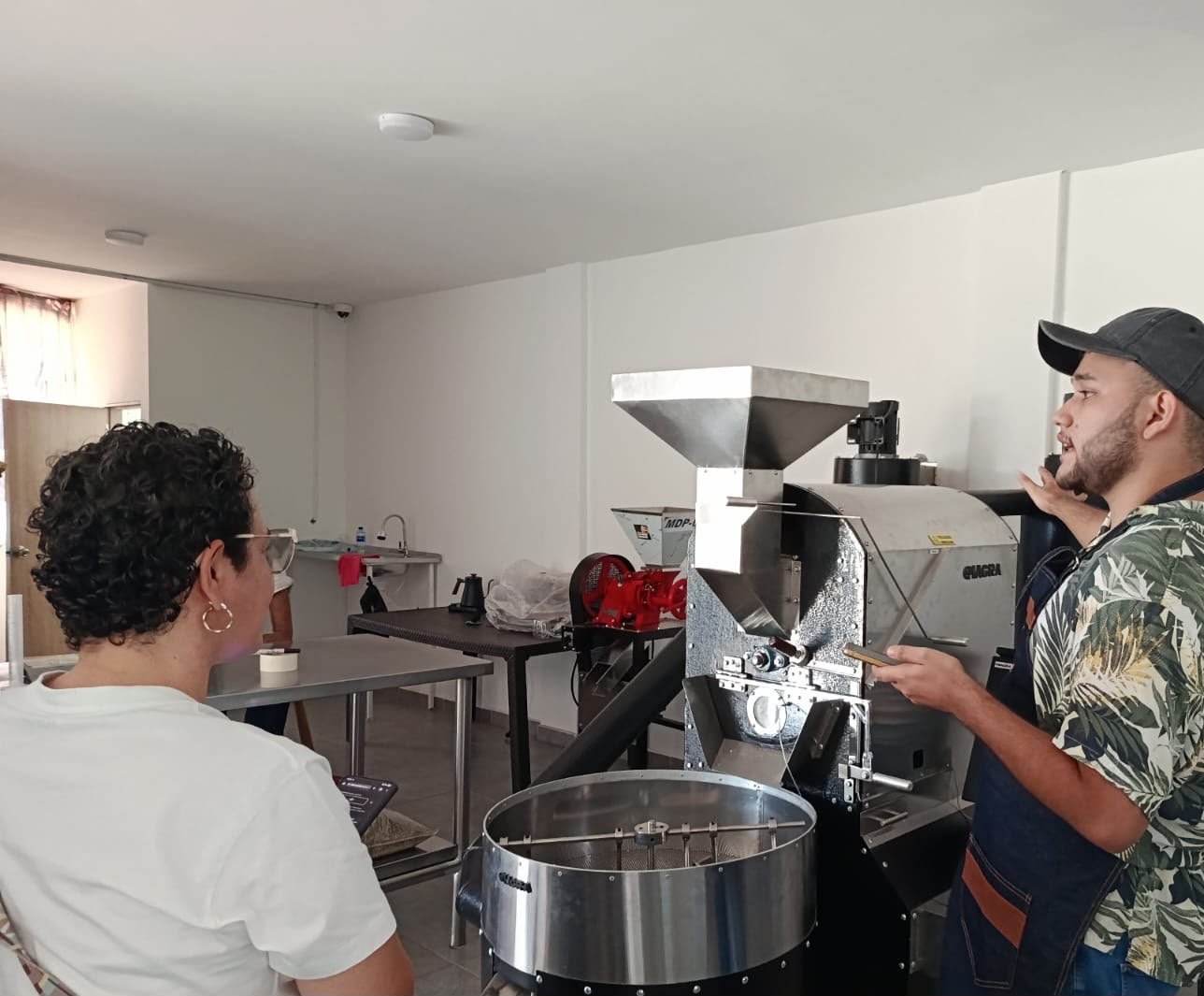 Fotografía del equipo de Dopsen Café en la sección de beneficio y secado